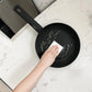 Sartén Berlinger Haus BH-8195A negro mate con superficie antiadherente de fácil limpieza usando papel de cocina.