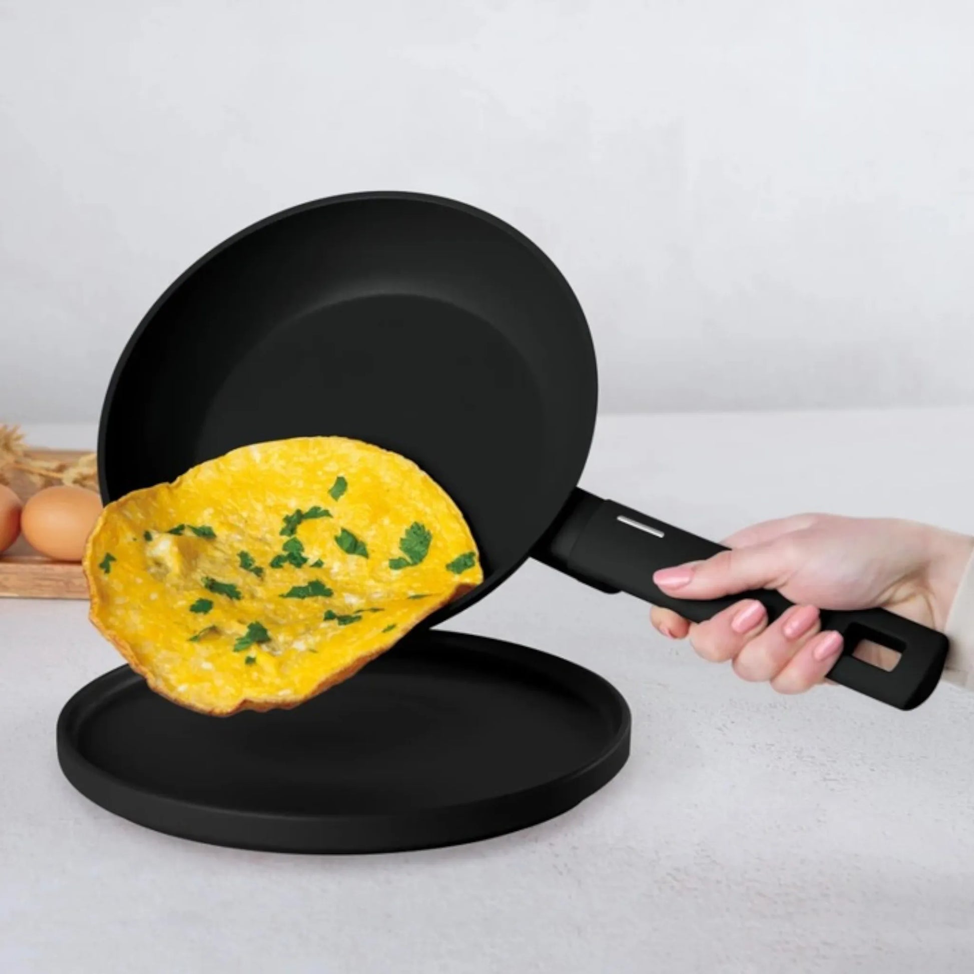 Sartén Berlinger Haus BH-8195A negro mate con recubrimiento antiadherente, usado para preparar tortilla sin que se pegue.