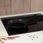 Sartén Berlinger Haus BH-8195A negro mate sobre cocina de inducción, compatible con placas eléctricas e inducción.