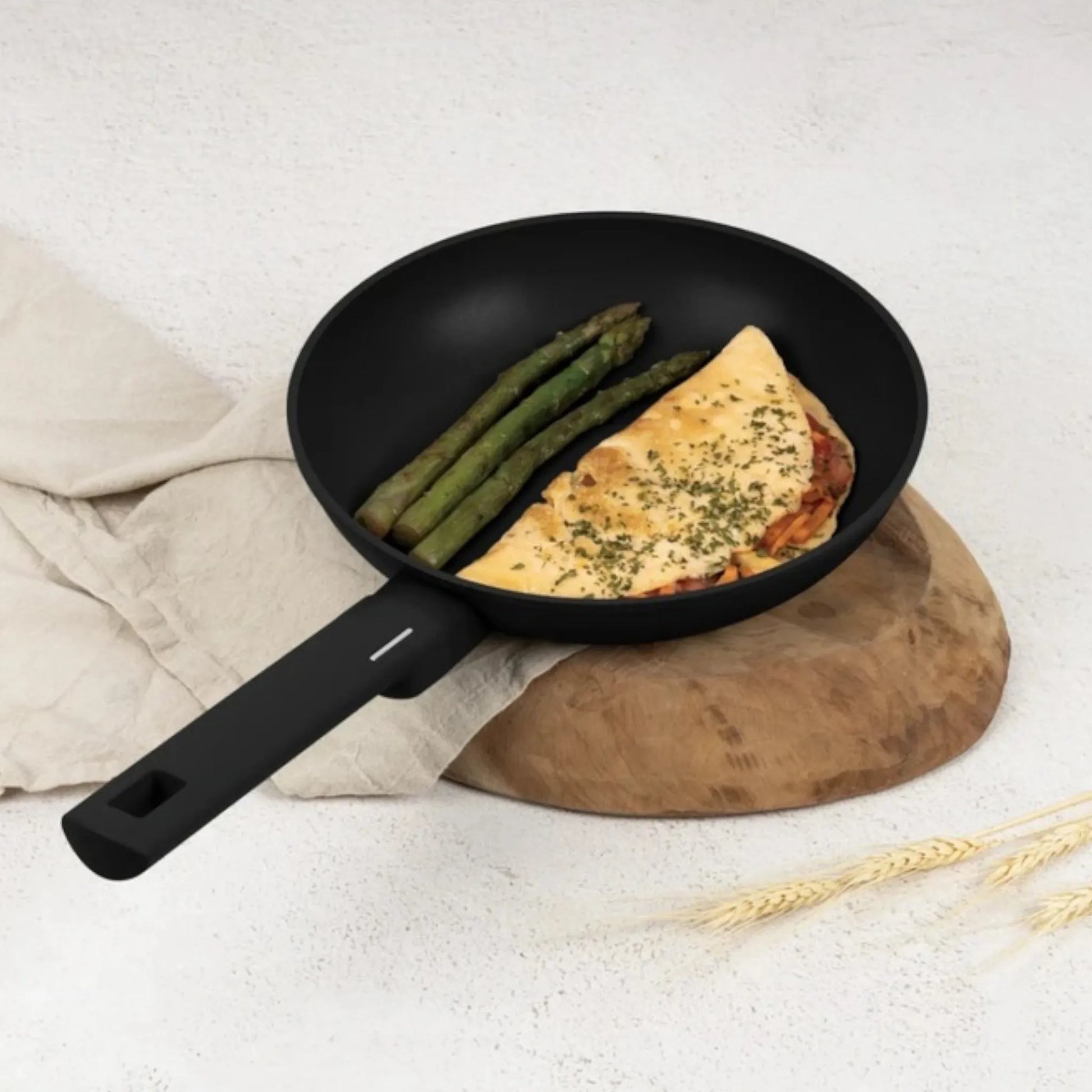 Sartén Berlinger Haus BH-8195A negro mate con omelette y espárragos, ideal para cocinar alimentos con recubrimiento antiadherente.