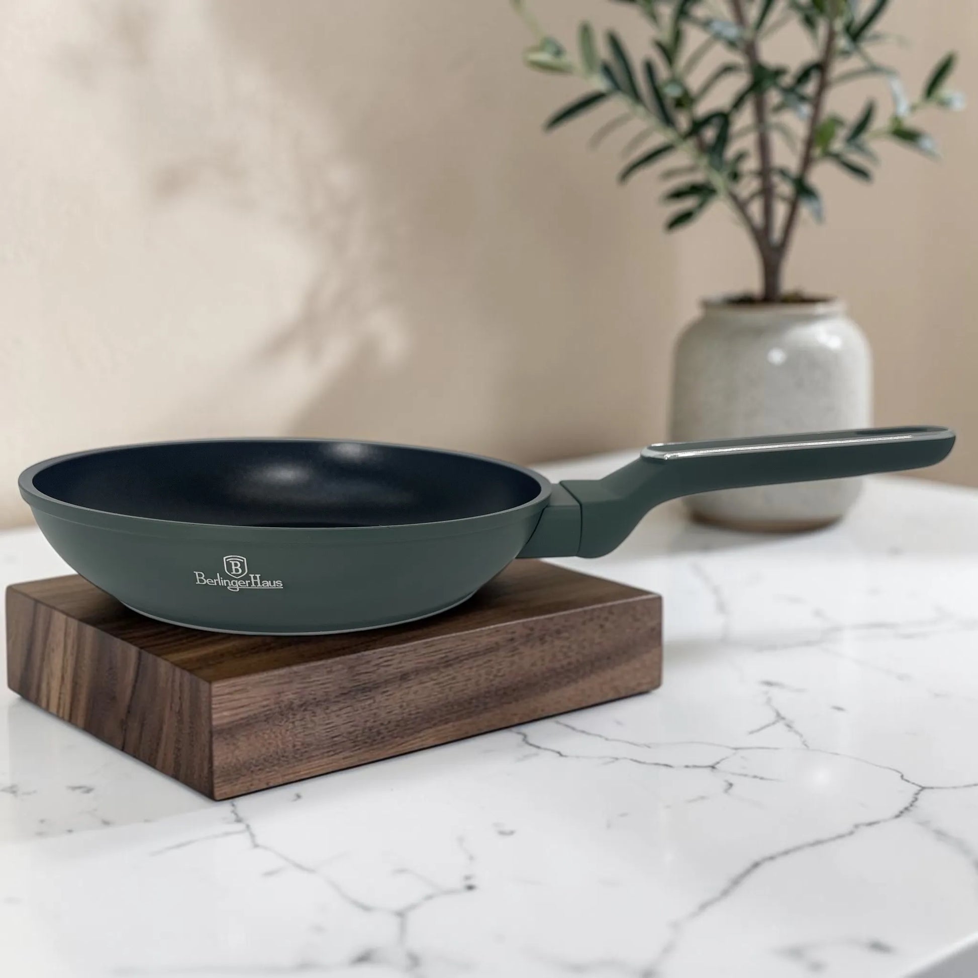 Sartén Berlinger Haus verde mate con interior antiadherente negro y mango ergonómico soft touch con detalle metálico.