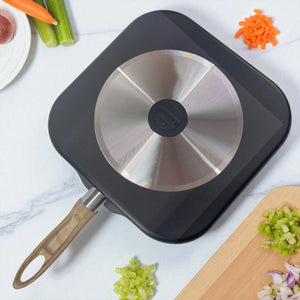 Vista superior del sartén cuadrado de 28 cm Bergmann, mostrando el fondo de acero inoxidable 18/10 con diseño super sandwich.