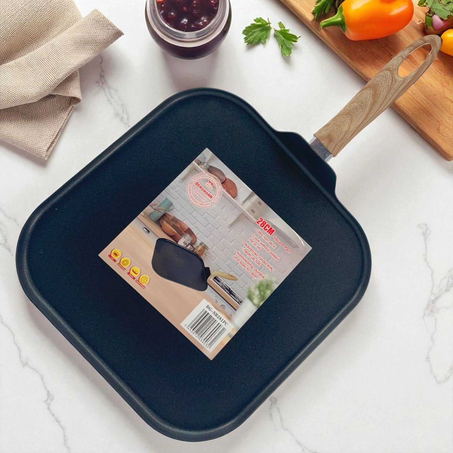 Sartén cuadrado de 28 cm Bergmann con recubrimiento antiadherente y mango de imitación madera, vista superior horizontal en encimera de cocina.