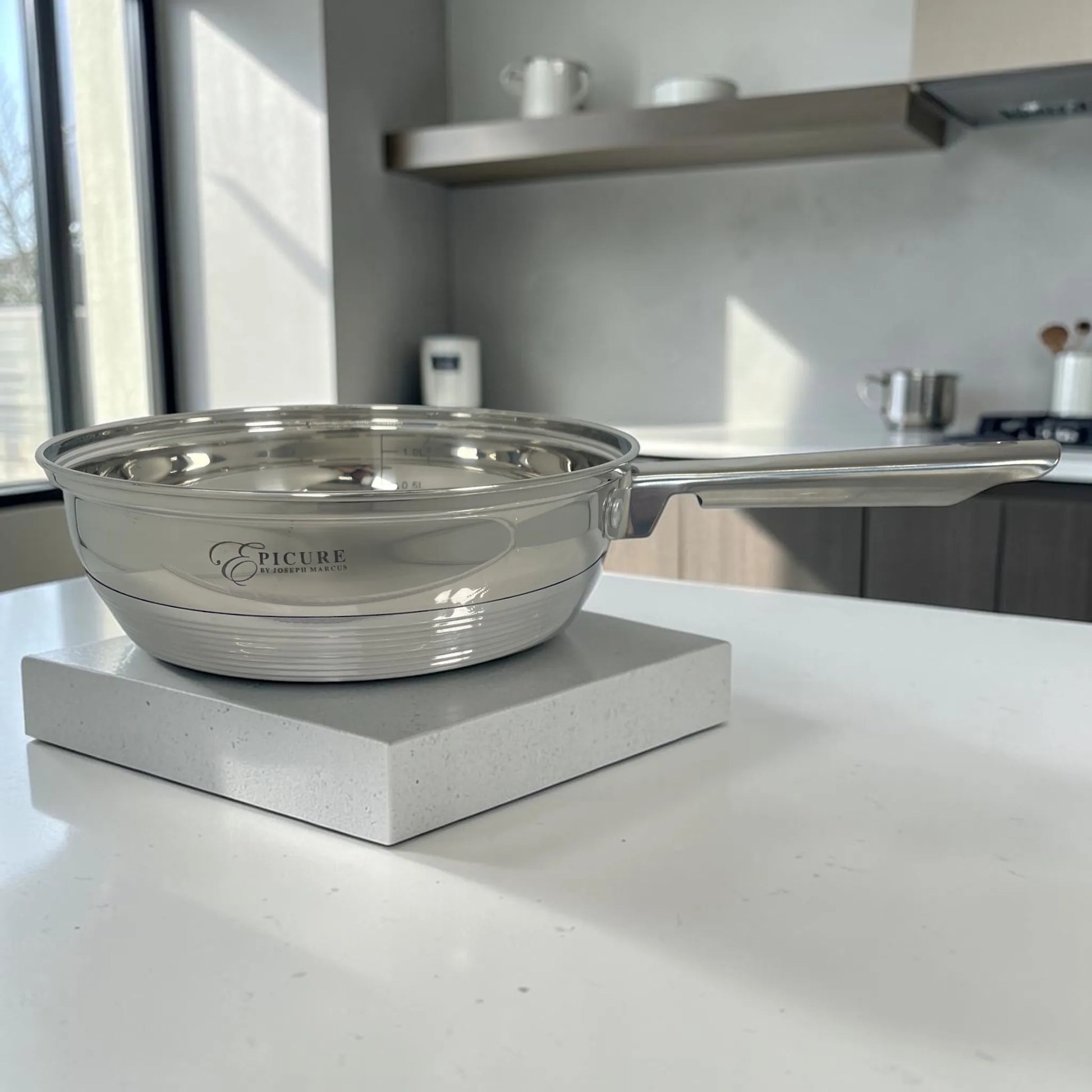 Sartén Epicure de acero inoxidable de 1 litro con mango largo, acabado brillante y diseño compatible con cocinas de inducción.