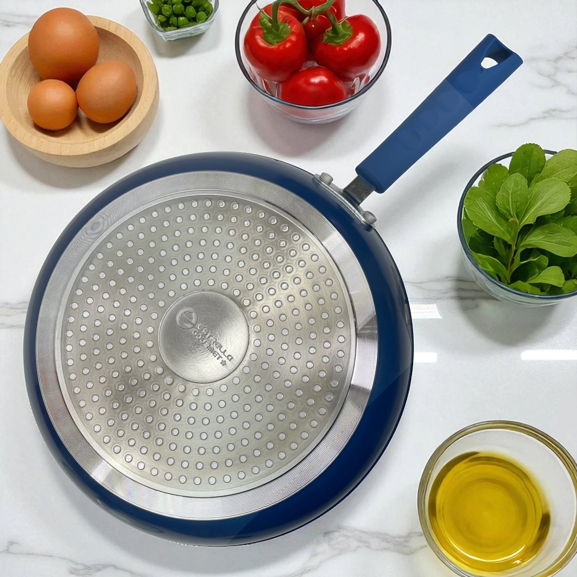 Fondo de sartén Estrella Gourmet azul 24 cm con base de inducción de acero inoxidable y mango de baquelita; vista superior.