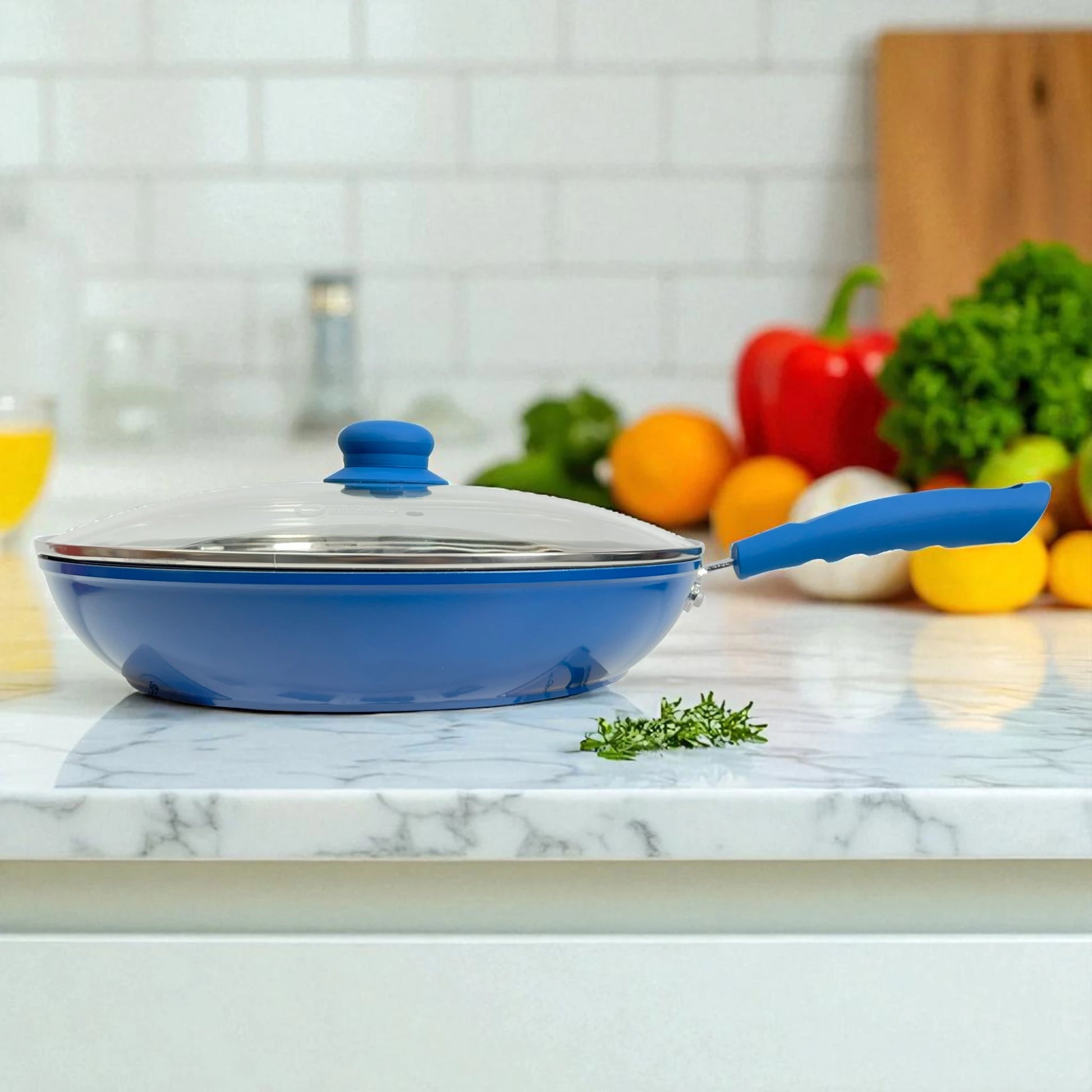 Sartén Estrella Gourmet azul de 24 cm con recubrimiento marmolizado y tapa de vidrio templado; mango de baquelita, vista lateral.