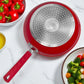 Parte inferior del sartén Estrella Gourmet rojo con base de inducción en acero inoxidable y mango ergonómico de baquelita.