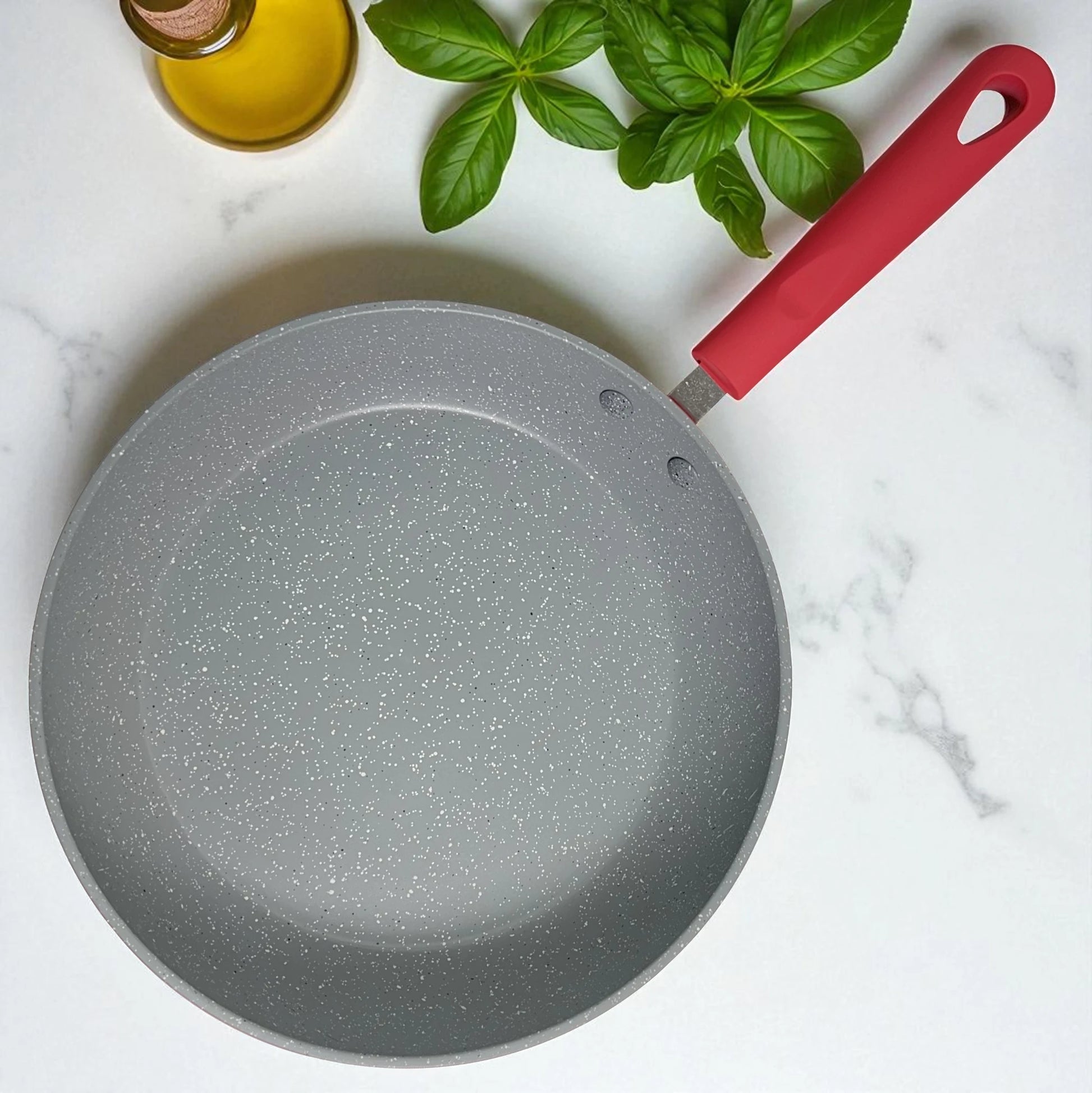 Detalle en vista superior del interior marmolizado gris de un sartén Estrella Gourmet 24 cm, recubrimiento antiadherente.