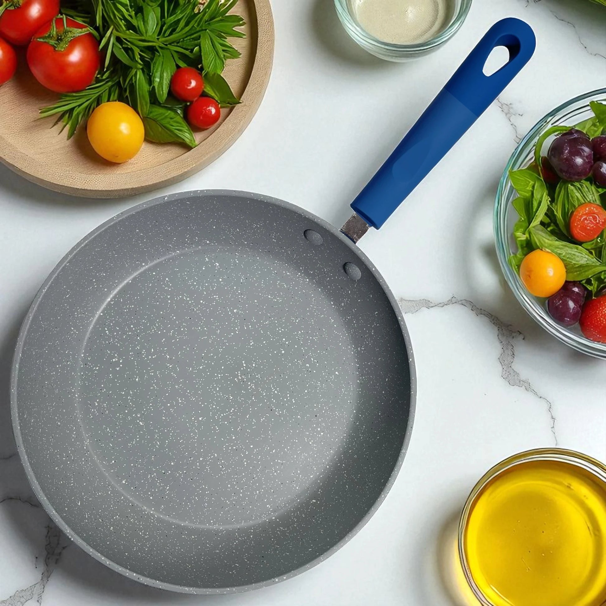 Vista superior del sartén Estrella Gourmet 24 cm con interior gris marmolizado antiadherente y mango azul.