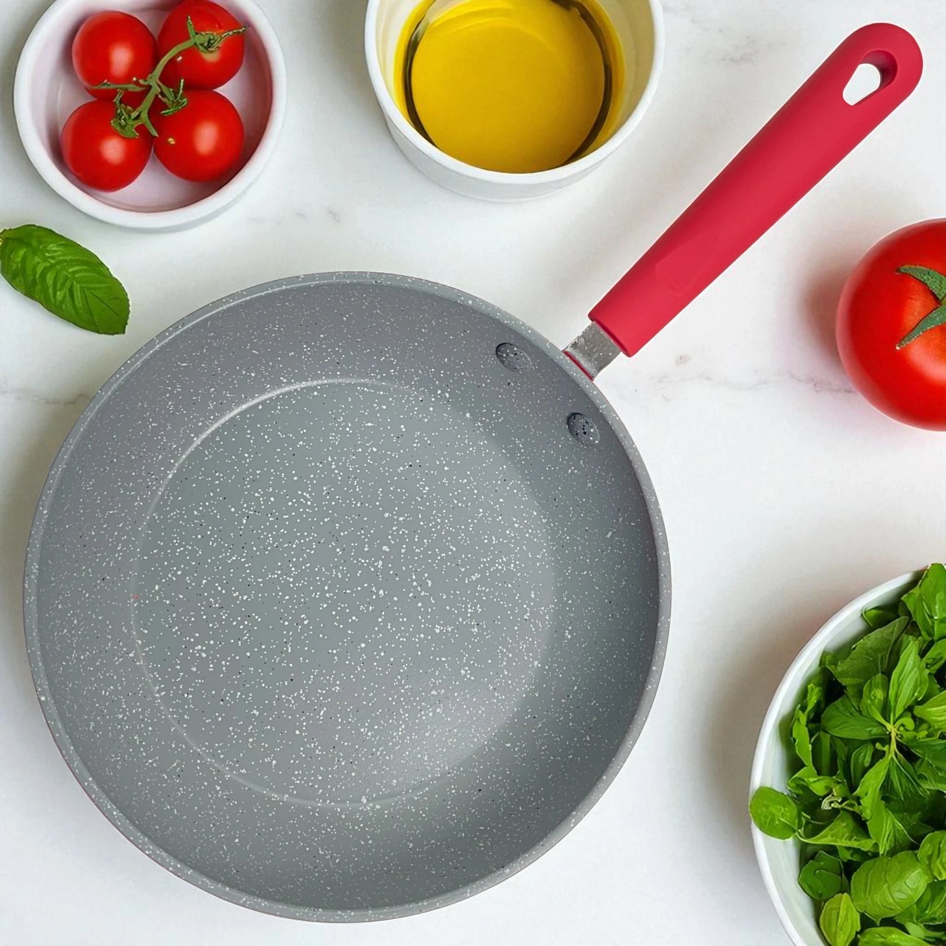 Vista superior del sartén Estrella Gourmet interior marmolizado gris antiadherente con mango ergonómico rojo.