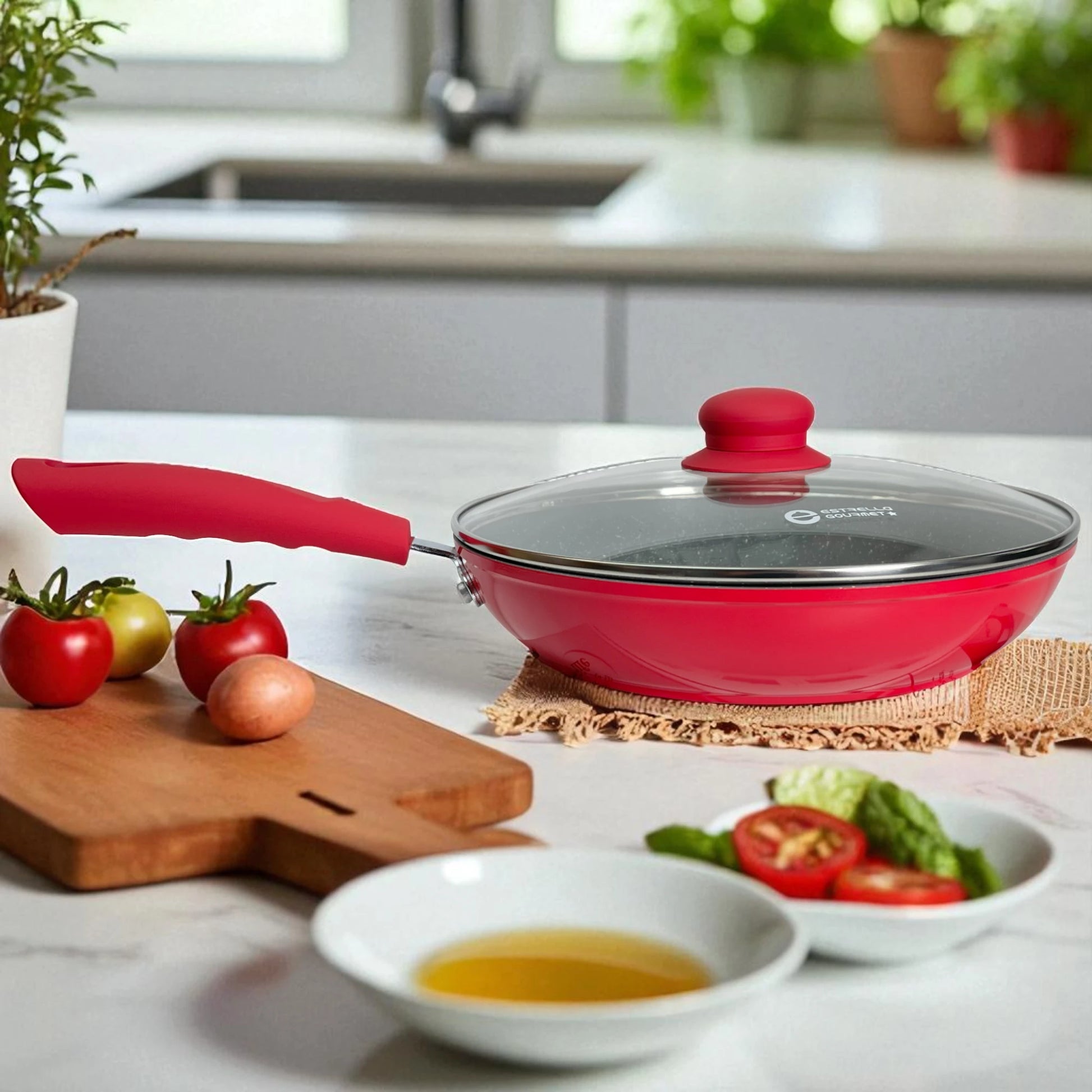 Sartén Estrella Gourmet 20 cm color rojo con tapa de vidrio y mango ergonómico de baquelita, vista lateral sobre encimera.