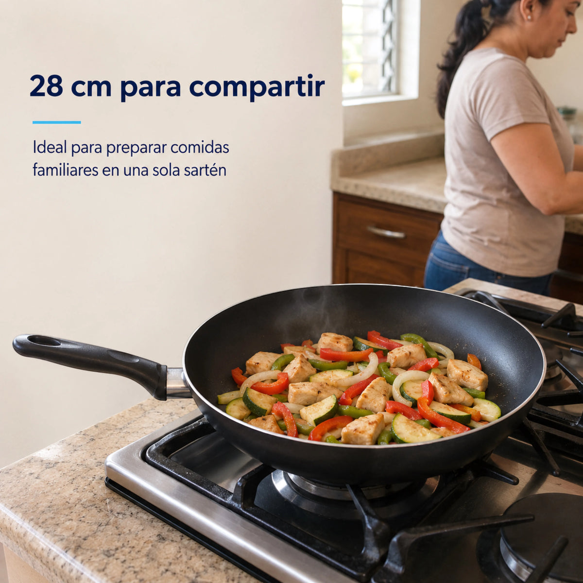 Sartén grande Caracol de 28 cm sobre cocina de gas con pollo y vegetales, ideal para preparar comidas familiares.