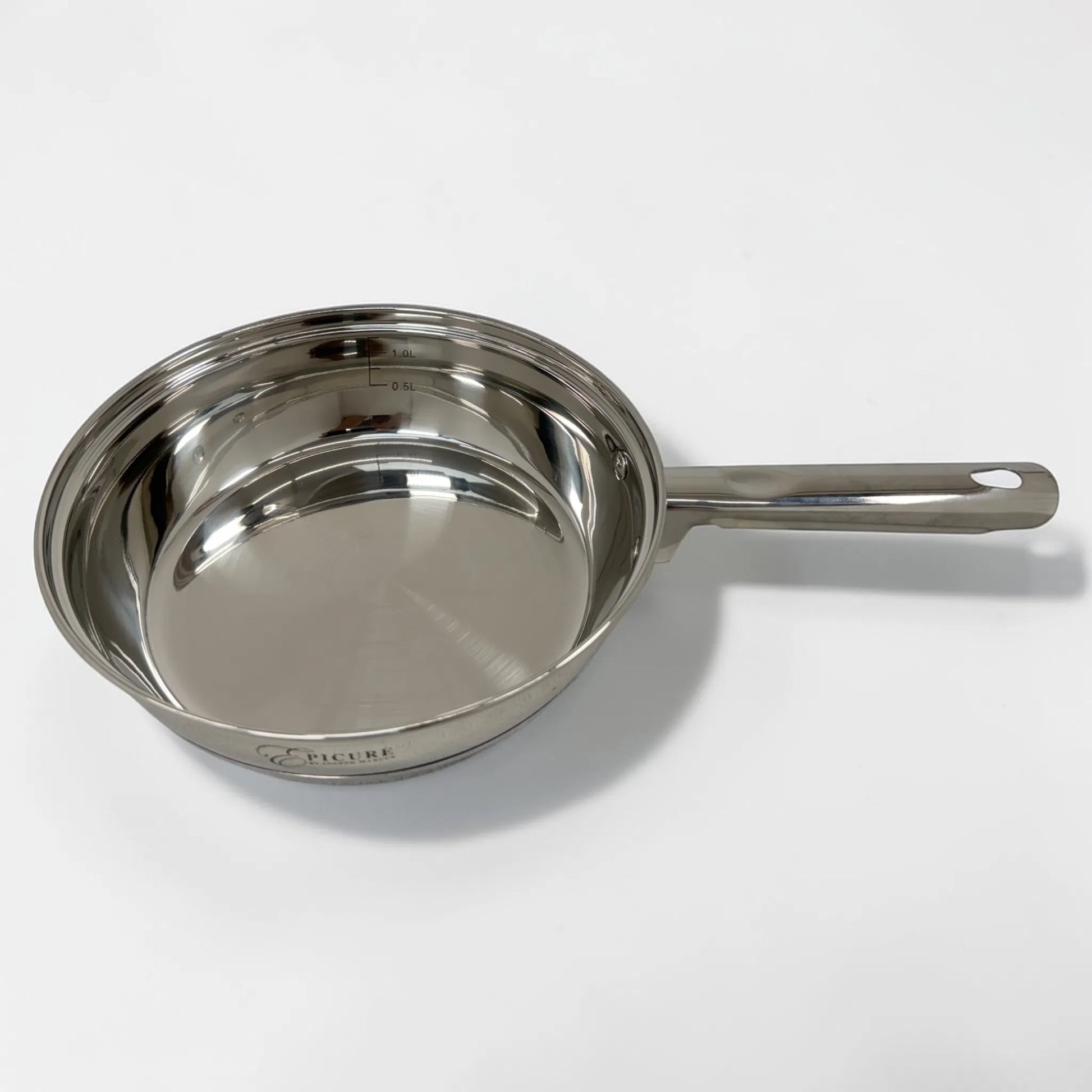 Sartén pequeña de 20 cm y 1 litro Epicure by Joseph Marcus en acero inoxidable, vista interior con medidor de 0.5 L y 1.0 L, mango largo y acabado plateado brillante.