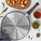 Base de sartén plano antiadherente Hotchef de 25 cm con recubrimiento de mármol, apto para inducción, rodeado de papas y hierbas frescas.