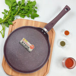 Sartén plano antiadherente Hotchef de 25 cm con recubrimiento de mármol, vista superior sobre tabla de madera con especias y perejil.