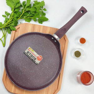 Sartén plano antiadherente Hotchef de 25 cm con recubrimiento de mármol, vista superior sobre tabla de madera con especias y perejil.