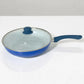 Sartén ROCA color azul con tapa de vidrio templado, interior cerámico blanco y mango azul ergonómico.