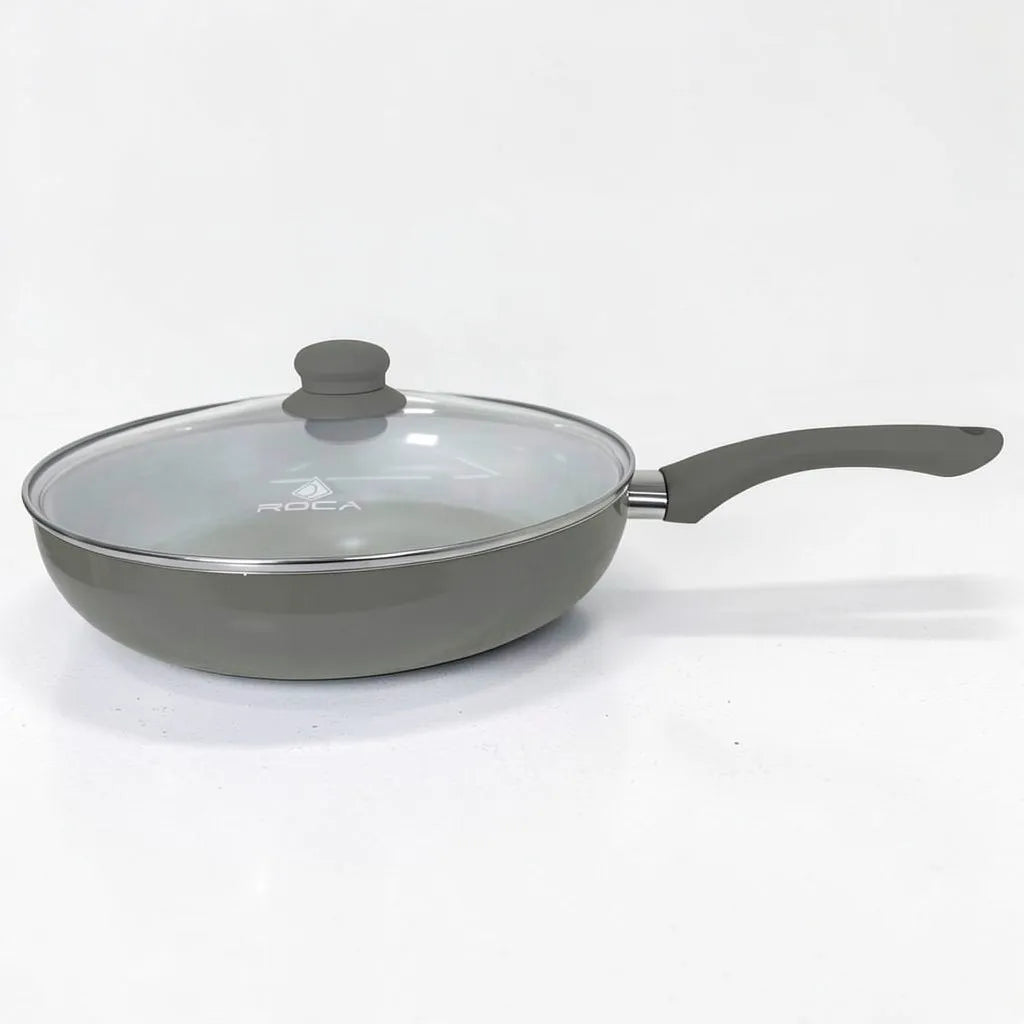 Sartén ROCA gris con recubrimiento cerámico blanco, tapa de vidrio templado y mango ergonómico visto de lado.