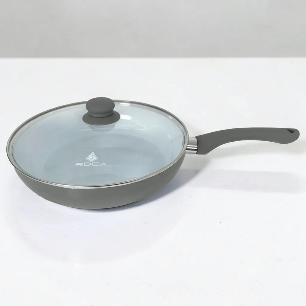 Sartén ROCA color gris con tapa de vidrio templado, interior cerámico blanco y mango ergonómico gris.
