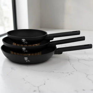 Set de 3 sartenes Berlinger Haus BH-8195A negro mate apilados, fabricados en aluminio forjado con mangos negros soft-touch.