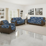 Set protector de sofá reversible Scarlett Classics en azul marino con estampado floral; composición de sala con sillón a la izquierda en primer plano, love seat al centro y sofá a la derecha; material microfibra, medidas: sofá 279x180 cm, love seat 224x180 cm y sillón 165x180 cm.