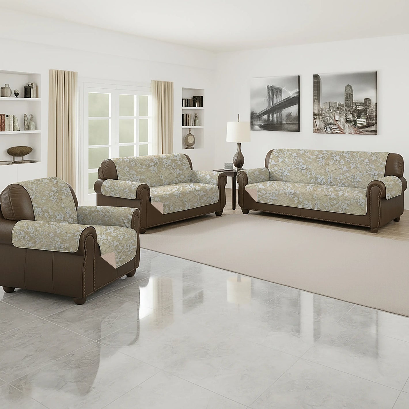 Juego de cobertor de sofá reversible Scarlett Classics en color beige floral; en la sala se ve el sillón individual al frente a la izquierda, el love seat de 2 plazas al centro y el sofá de 3 plazas a la derecha; 100% microfibra, medidas: sofá 279x180 cm, love seat 224x180 cm y sillón 165x180 cm