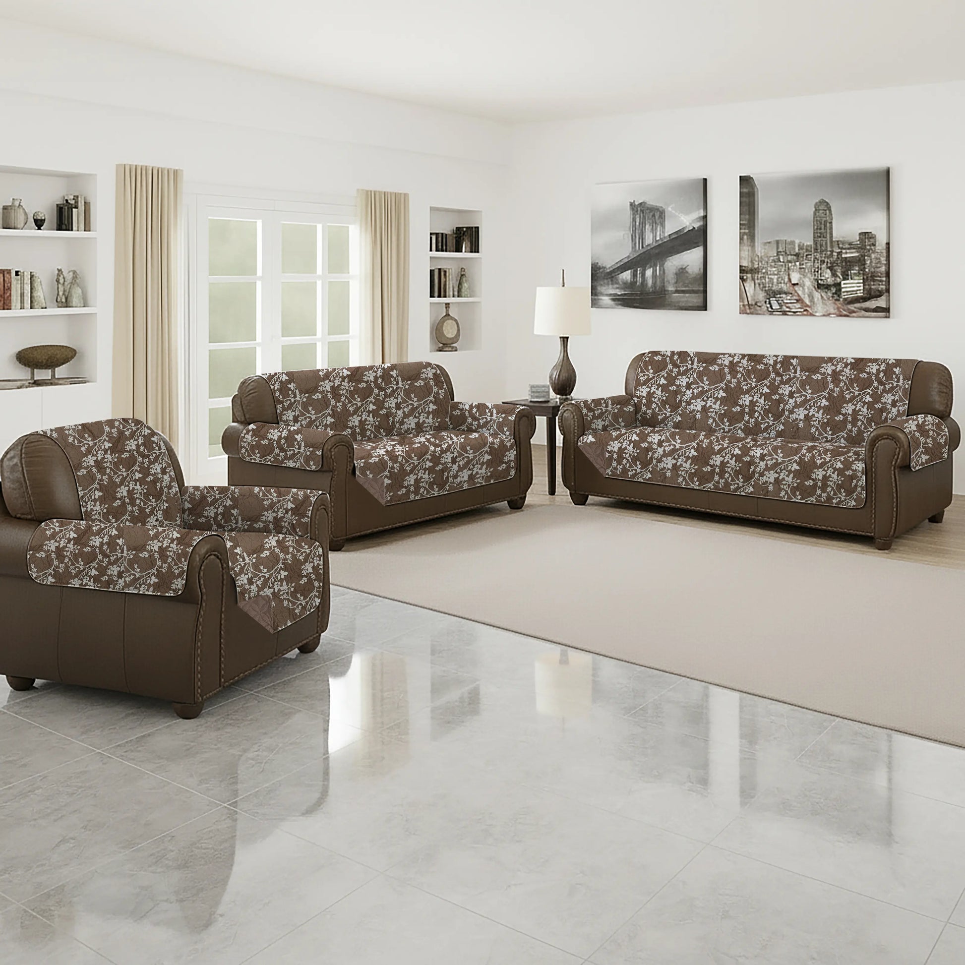 Cubre sofá reversible Scarlett Classics en color chocolate con diseño floral; vista de sala con tres piezas: sillón individual a la izquierda, love seat al centro y sofá a la derecha; 3 piezas, 100% microfibra, medidas sofá 279x180 cm, love seat 224x180 cm y sillón 165x180 cm.