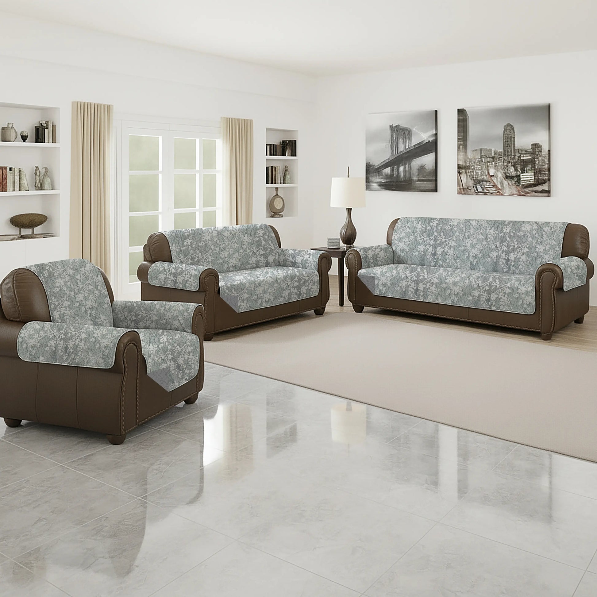 Juego de cobertor de sofá reversible Scarlett Classics en gris floral; ambiente de sala con sillón al frente izquierdo, love seat al centro y sofá de 3 plazas a la derecha; microfibra, 3 piezas, medidas sofá 279x180 cm, love seat 224x180 cm y sillón 165x180 cm.
