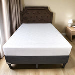 Protector de colchón acolchado blanco Scarlett Classics no impermeable instalado en cama, vista frontal completa.