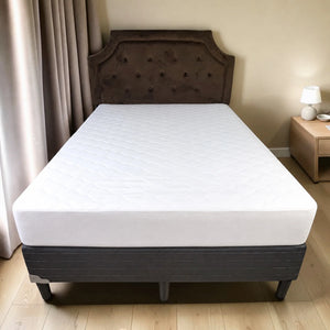Protector de colchón acolchado blanco Scarlett Classics no impermeable instalado en cama, vista frontal completa.