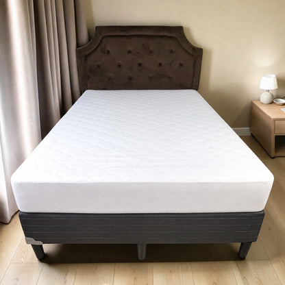 Protector de colchón acolchado blanco Scarlett Classics no impermeable instalado en cama, vista frontal completa.