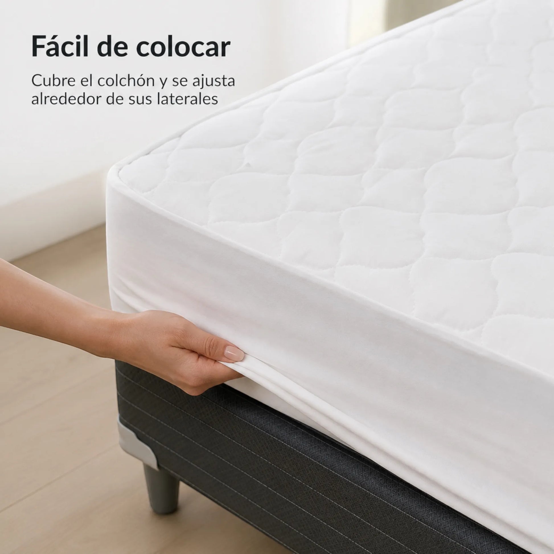 Protector de colchón Scarlett Classics siendo colocado alrededor del lateral del colchón para mostrar su sistema de ajuste.
