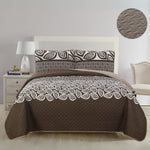 Set Cubrecama Terko Oslo café con diseño de hojas blancas estilo elegante, set 5 piezas Full y King