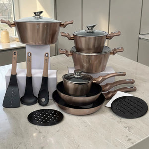 Set de cocina Berlinger Haus Rosegold BH-1224N con ollas de 28, 24 y 20 cm, sartén, sartén profunda, olla con mango, utensilios y protectores, organizado sobre encimera.