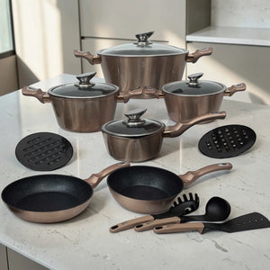Set de ollas Berlinger Haus Metallic Line Rosegold BH-1224N de 15 piezas con ollas con tapa de vidrio, sartén, sartén profunda, olla con mango, utensilios y protectores sobre encimera.