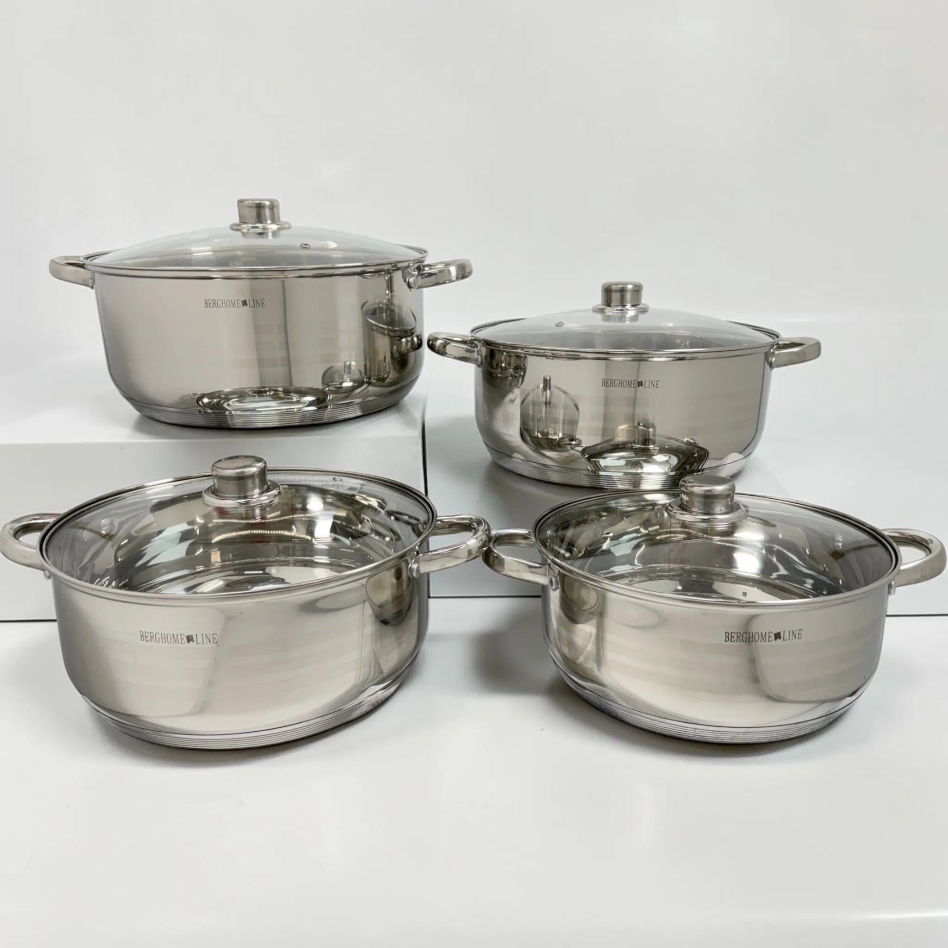 Set de 4 ollas BergHome Line BL-1465 de acero inoxidable con tapas de vidrio, diferentes tamaños, acabado brillante color plateado.