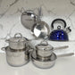 Set de ollas de acero inoxidable Epicure by Joseph Marcus con tetera azul y sartenes organizados sobre superficie de mármol en cocina moderna.