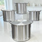 Set completo de ollas de aluminio Lotus color plateado con tapas, tamaños 20QT, 24QT, 32QT y 40QT.