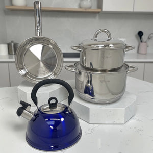 Set de ollas Epicure de acero inoxidable 7 piezas con tetera azul, sartén, ollas con tapa y fondo compatible con inducción.