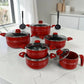 Set de ollas ROCA rojo de 12 piezas antiadherente exhibido en cocina moderna con tapas de vidrio y utensilios.