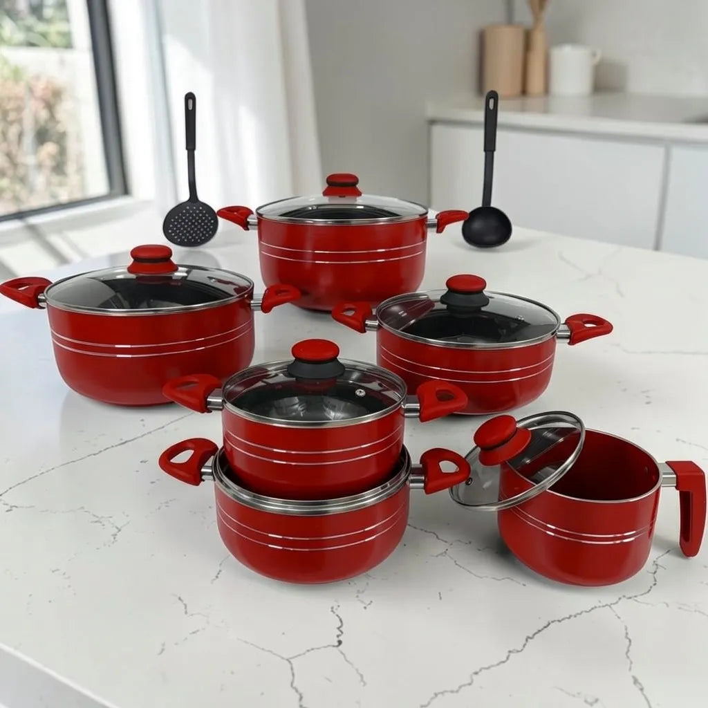 Set de ollas ROCA rojo de 12 piezas antiadherente exhibido en cocina moderna con tapas de vidrio y utensilios.