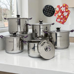 Vista general del set de ollas Romania Estilo Alemania de 10 piezas en acero inoxidable con mangos púrpura, acompañado de guante térmico y base metálica.