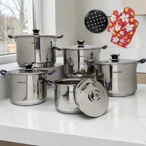 Vista general del set de ollas Romania Estilo Alemania de 10 piezas en acero inoxidable con mangos púrpura, acompañado de guante térmico y base metálica.