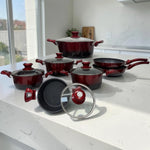 Set de ollas y sartenes Epicure Escarlata de 12 piezas en color rojo vino con revestimiento antiadherente tipo mármol, SKU EP-12PCS-045, exhibido en cocina moderna.