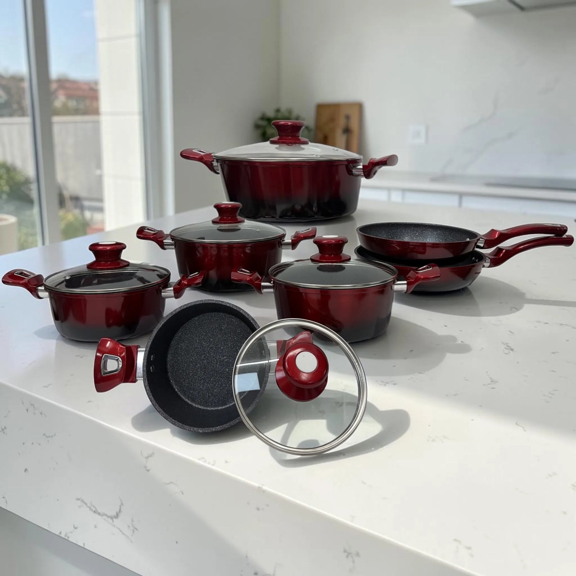 Set de ollas y sartenes Epicure Escarlata de 12 piezas en color rojo vino con revestimiento antiadherente tipo mármol, SKU EP-12PCS-045, exhibido en cocina moderna.