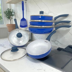 Set de sartenes ROCA 11 piezas color azul con interior cerámico blanco, tapas de vidrio templado y utensilio de nylon, modelo KFS5000A.