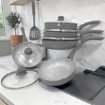Set de sartenes ROCA 11 piezas color gris con interior cerámico blanco, tapas de vidrio templado y espátula de nylon, modelo KFS5000N.