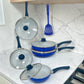Set de sartenes ROCA color azul apilados con tapas de vidrio, mangos azul oscuro y espátula incluida, modelo KFS5000A.