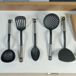 Set de utensilios de cocina JiaHang de 5 piezas en color negro con mango de acero inoxidable, 32 cm de largo; vista superior con cucharón, espátula ranurada, cuchara, espumadera y espátula sólida alineados sobre fondo blanco.