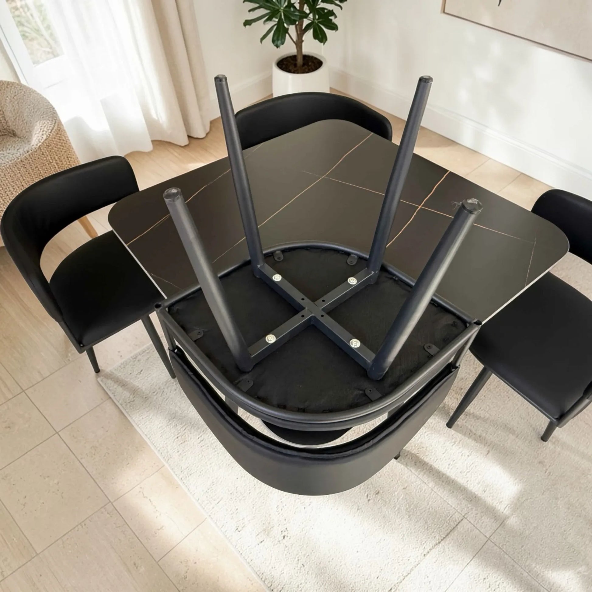 Silla de comedor modelo 41388 con estructura metálica en X y tornillos de refuerzo en la base